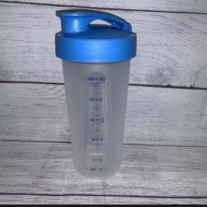 New Tupperware Quick Shake Container 20oz Redesigned Blender Wheel 7320 Blue